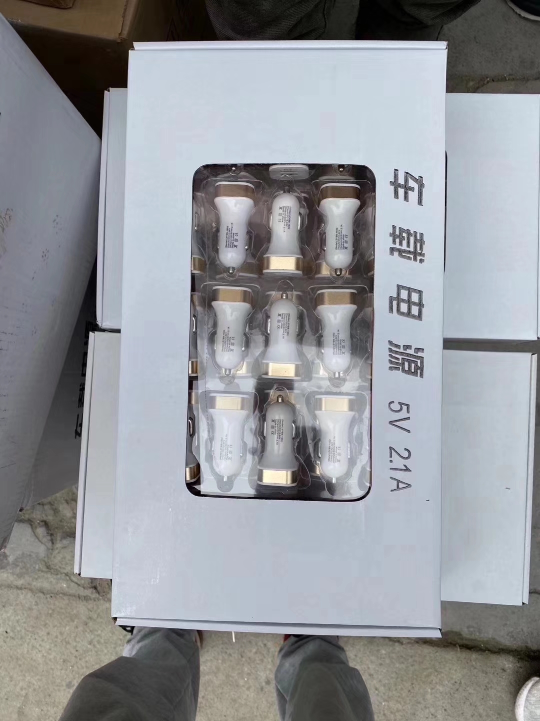 双U车充2.1A   几个颜色  13000Pcs   