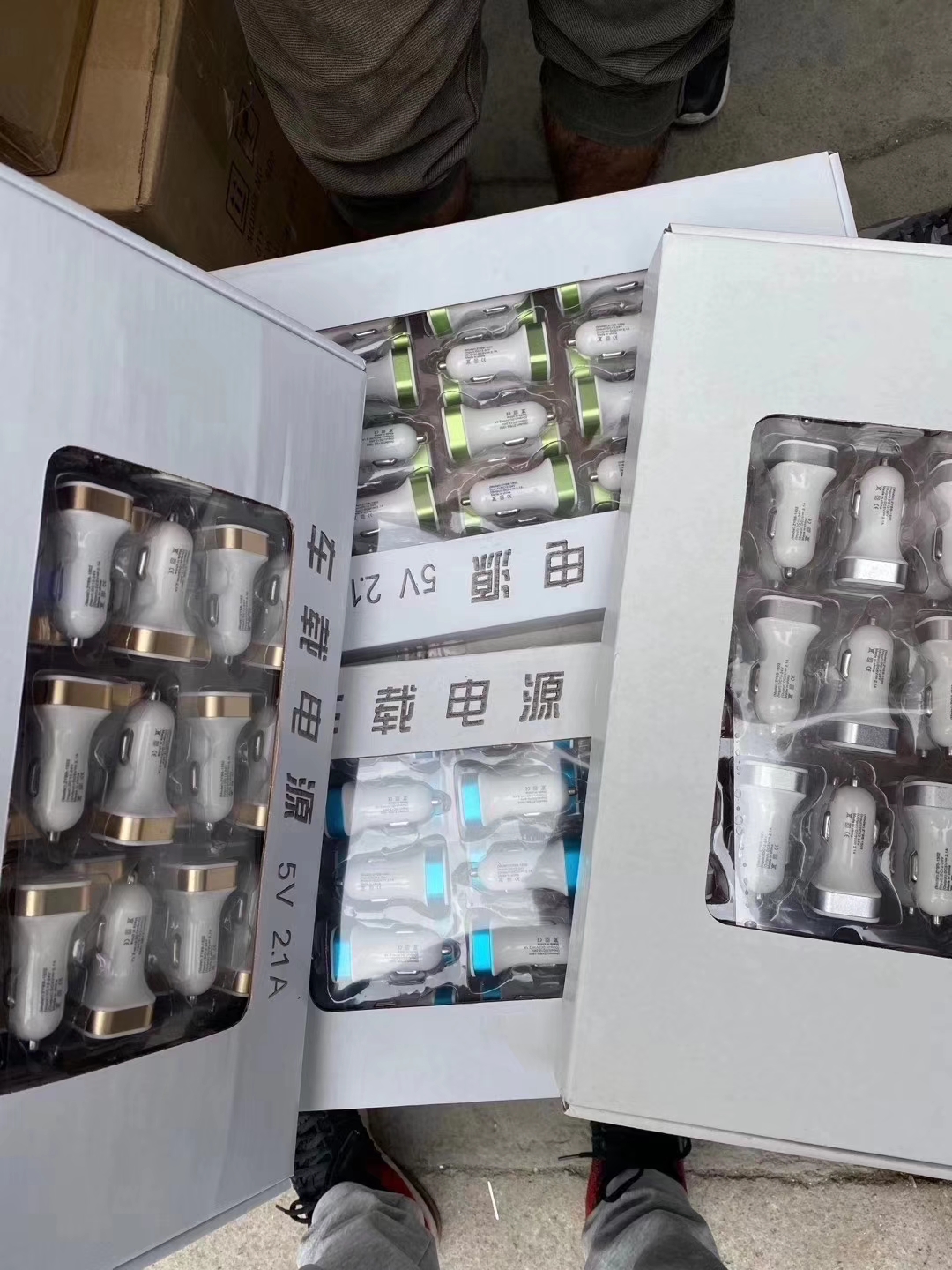 双U车充2.1A   几个颜色  13000Pcs   