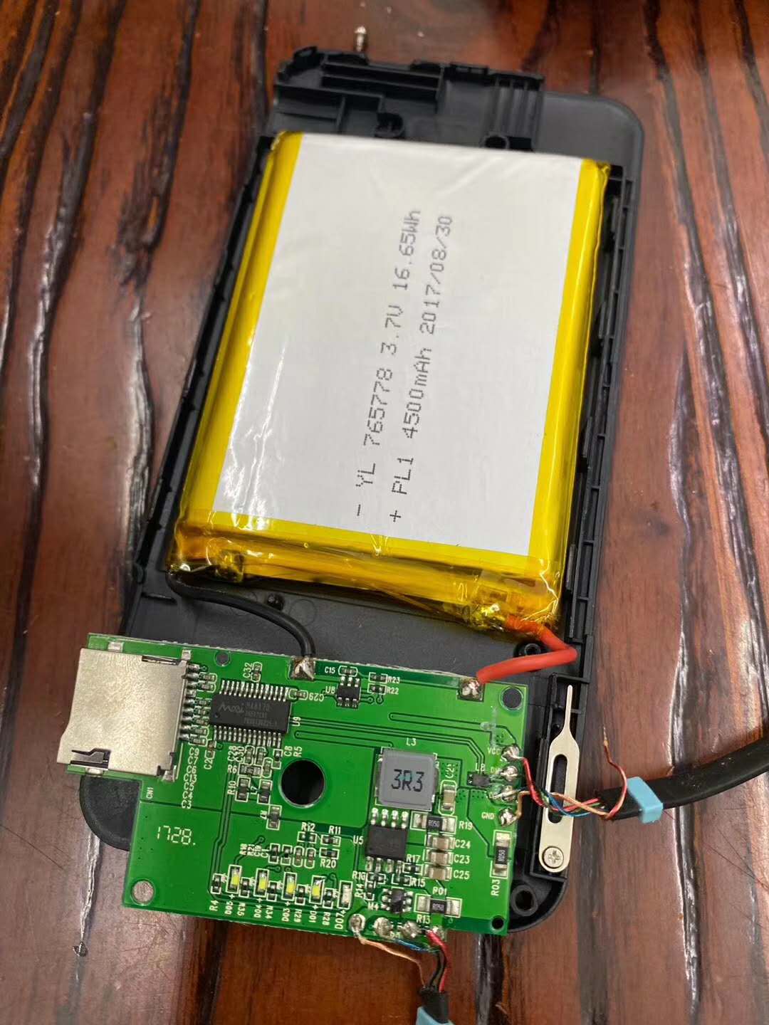 散新充电宝4500ma,带TF卡槽,有OTG和读卡器功能,内置苹果转接头 