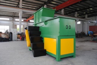 ​  废旧家器撕碎机是电子废旧物回收早期设备